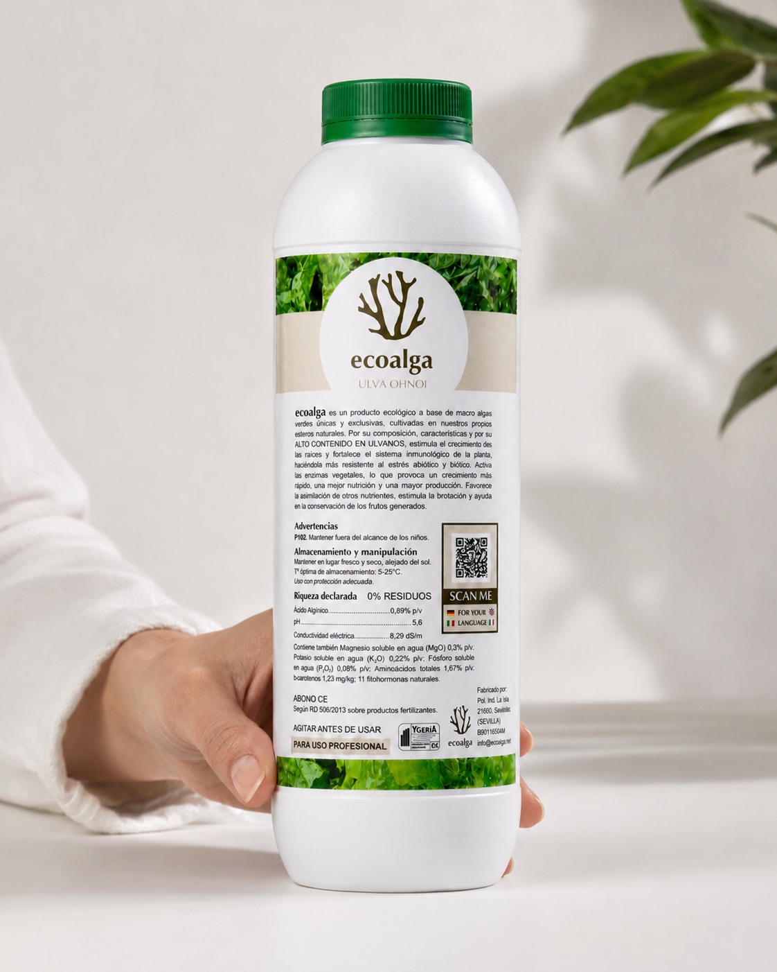 Botella de ecoalga 1L en mano para mostrar su tamaño real formato-1l